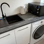 Hotel apartamentowy Luxury Private House And Parking Netflix