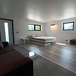 Hotel apartamentowy Luxury Private House And Parking Netflix 4*