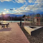 Hotel apartamentowy Luxury Private House And Parking Netflix 4*