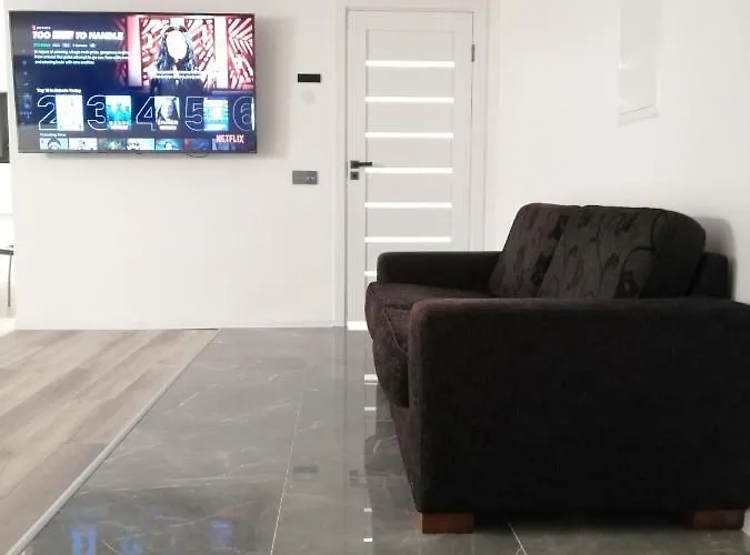 Luxury Private House And Parking Netflix